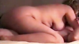 يحصل الطفل على محارم اجنبى قطة أثناء العبث