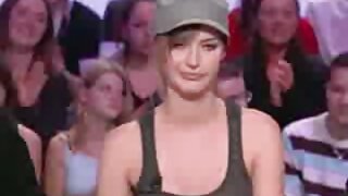 امرأة ناضجة بالإصبع وحدها سكس محارم اجنبي مترجم